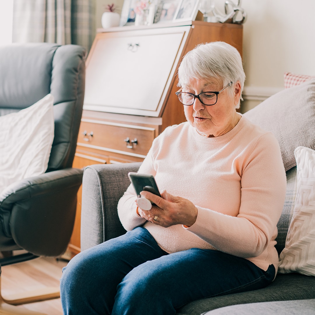 Falske bankbude forsøger at franarre ældre borgere betalingskort og koder