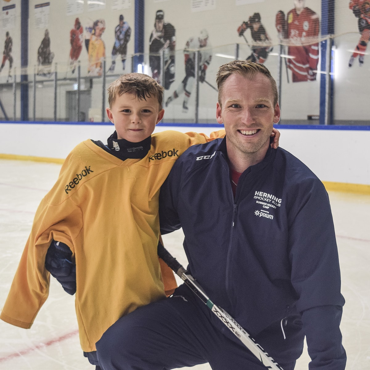 35-årige Jonas Lyngskov Reimer fra Herning har været en del af et ishockey-fællesskab det meste af sit liv – først som spiller med drømme om en ishockeykarriere, senere som international topdommer, og nu som træner for sønnen, Emils hold.