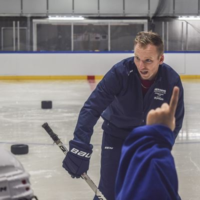 35-årige Jonas Lyngskov Reimer fra Herning har været en del af et ishockey-fællesskab det meste af sit liv.