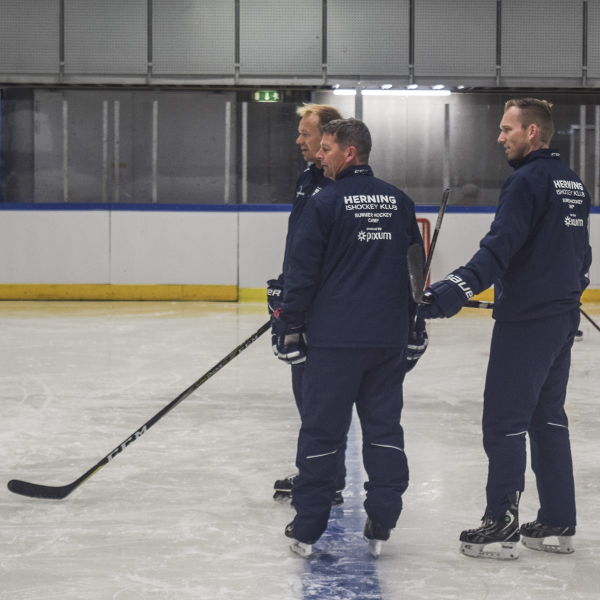 35-årige Jonas Lyngskov Reimer fra Herning har været en del af et ishockey-fællesskab det meste af sit liv – først som spiller med drømme om en ishockeykarriere, senere som international topdommer, og nu som træner for sønnen, Emils hold.