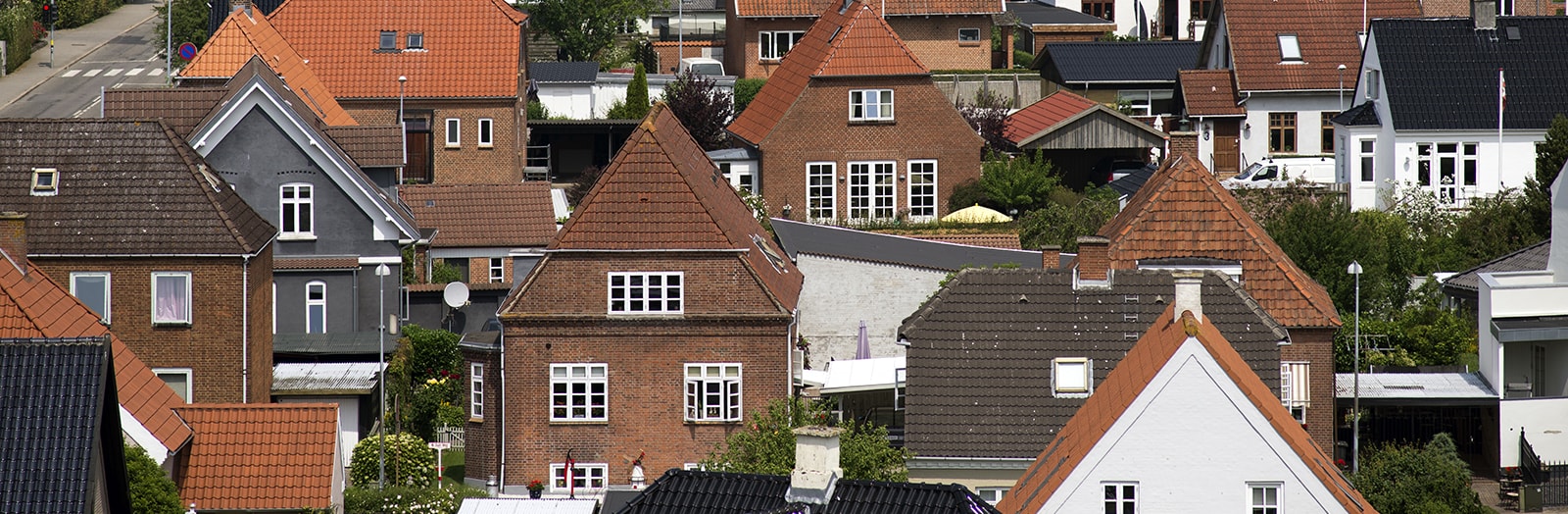 Du har købt et hus – og nu skal det forsikres. Hvad skal du være opmærksom på, når du skal tegne en husforsikring? Hvilke tilvalg er vigtige at få med? Og hvad med ejerskifteforsikringen? Få svarene her.