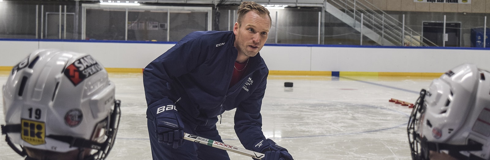 35-årige Jonas Lyngskov Reimer fra Herning har været en del af et ishockey-fællesskab det meste af sit liv – først som spiller med drømme om en ishockeykarriere, senere som international topdommer, og nu som træner for sønnen, Emils hold.