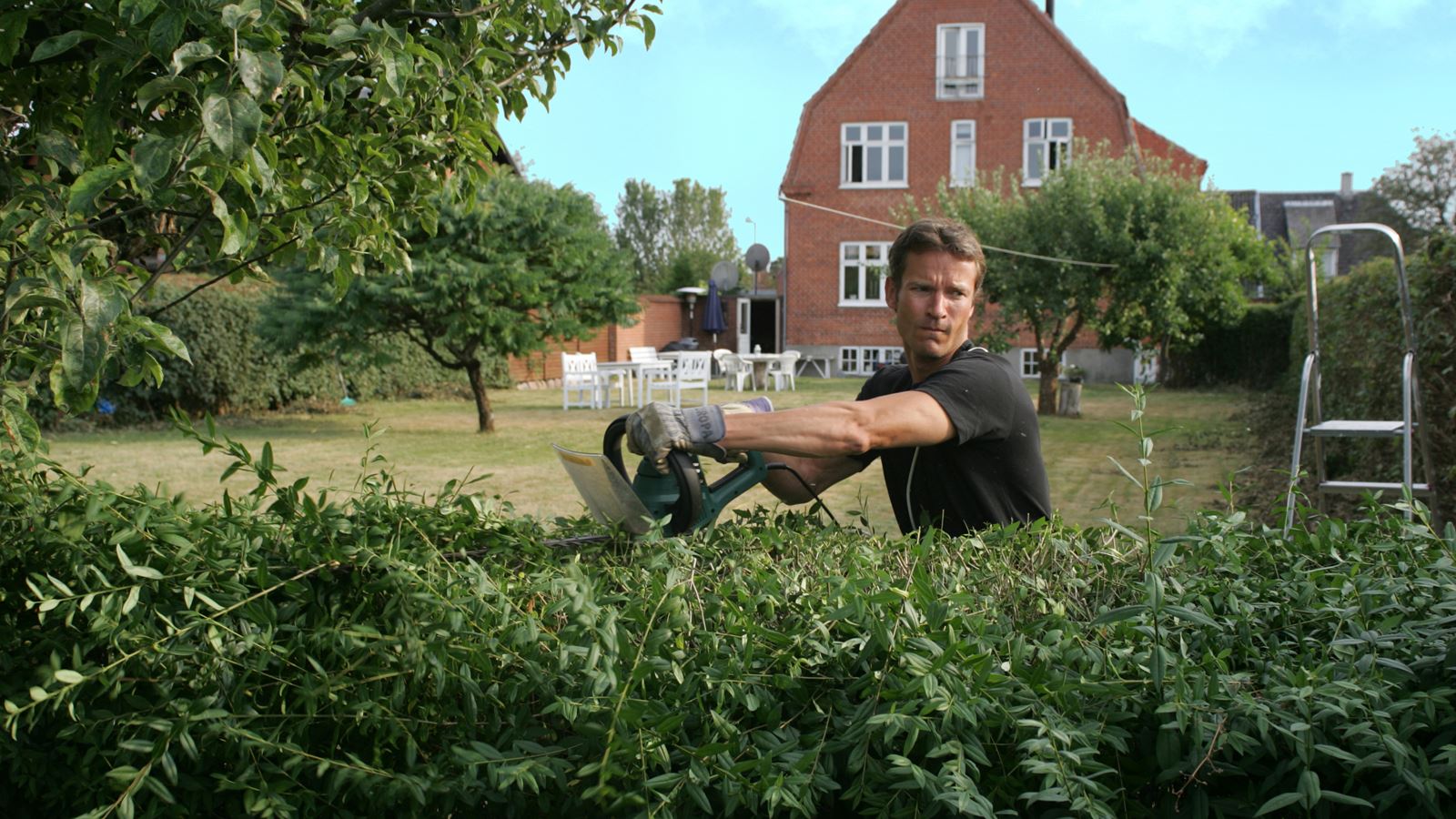 Hvordan er du dækket, hvis du kommer til skade, mens du hjælper naboen? Det kommer an på, om du har en heltids- eller fritidsulykkesforsikring. 
