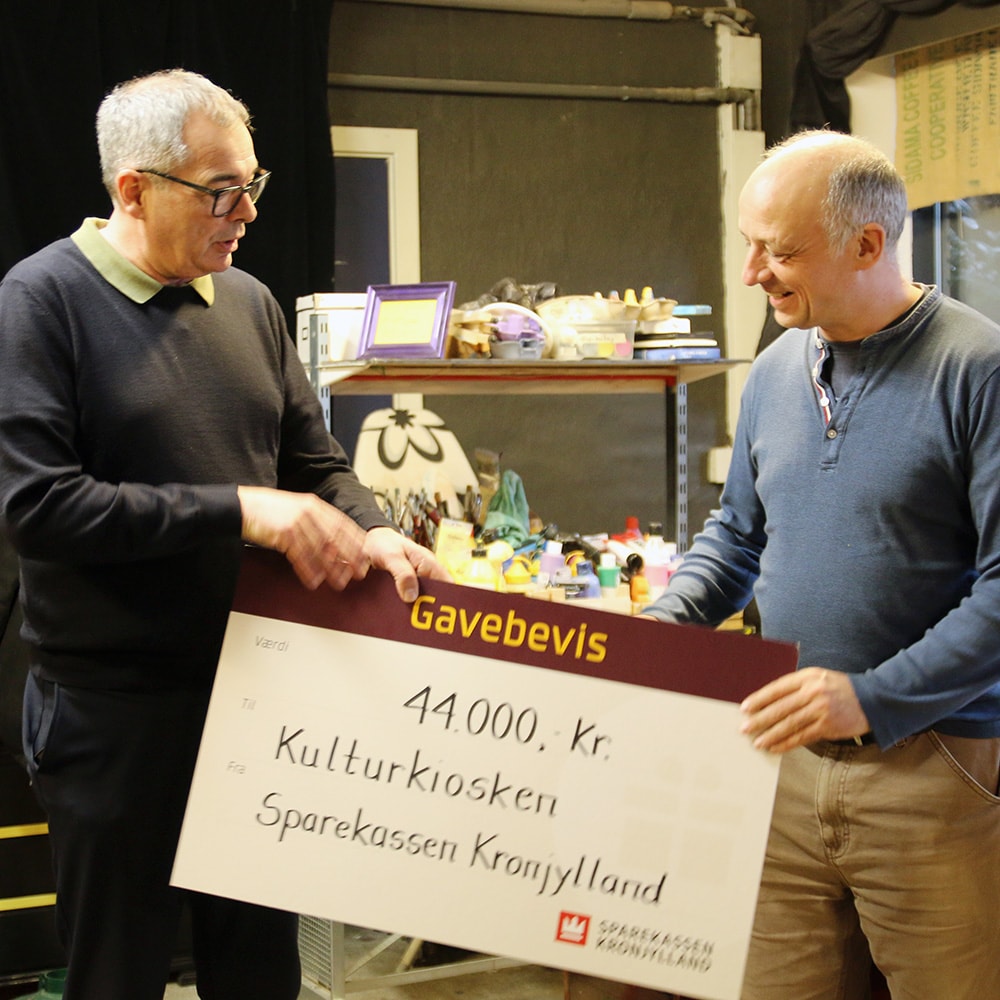 Afdelingsdirektør i Sparekassen Kronjylland i Viborg overrækker donationen fra Garant-millionen til formand for Kulturkiosken Jeppe Ottow.