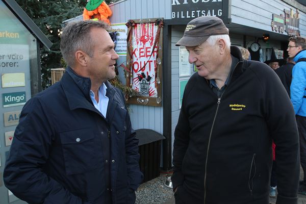 Jørn Møller Jensen viser Modelparken Danmarks nyeste tilføjelser til Michael Grouleff, der er afdelingsdirektør i Sparekassen Kronjylland.