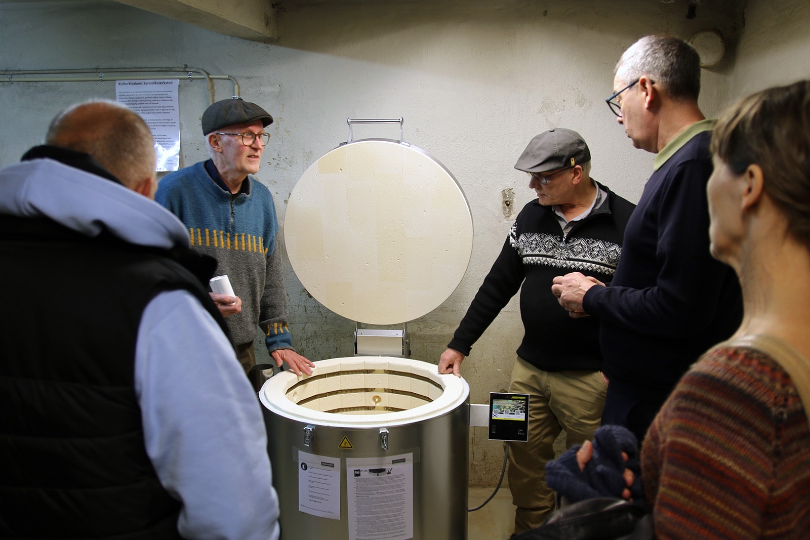 Den nye keramikovn har kostet 44.000 kroner og har fået plads i Kulturkioskens kælder.