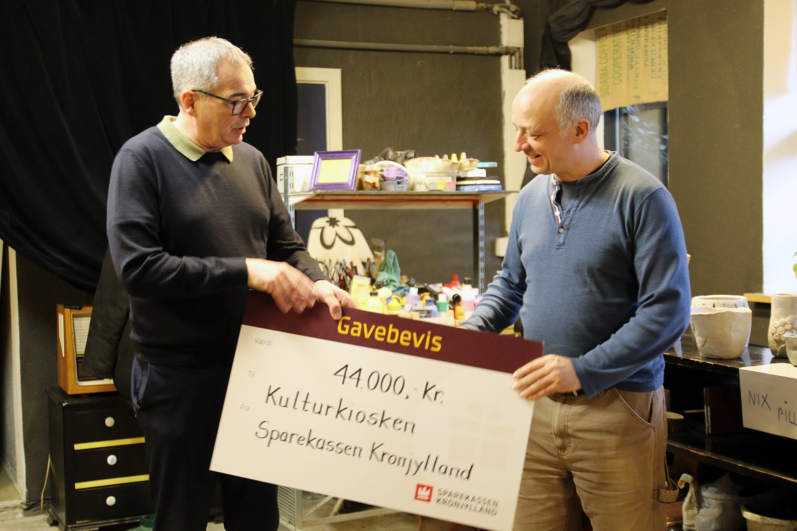 Afdelingsdirektør i Sparekassen Kronjylland i Viborg Ole Lauge Jensen overrækker donationen til initiativmanden bag Kulturkiosken og formand for foreningen Jeppe Ottow.