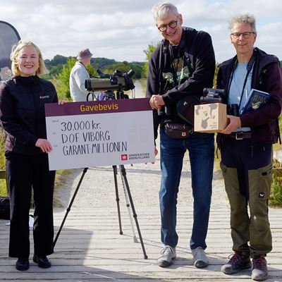 Kunderådgiver Caroline Koue fra Sparekassen Kronjylland i Bjerringbro overrækker donationen på 30.000 kr. til Jørn Falch fra ”Ørneklubben” i Viborg, og Martin Høj Hansen, formand for DOF Nordvestjylland.