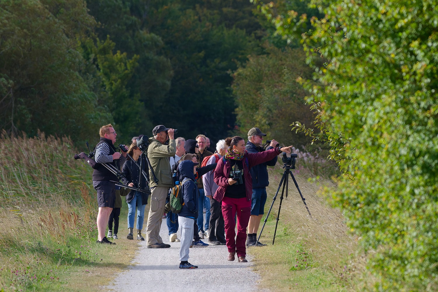 Cirka 40 børn og voksne er på fiskeørnetur med Ørneklubben. Her har både forældre og bedsteforældre taget deres børn med.