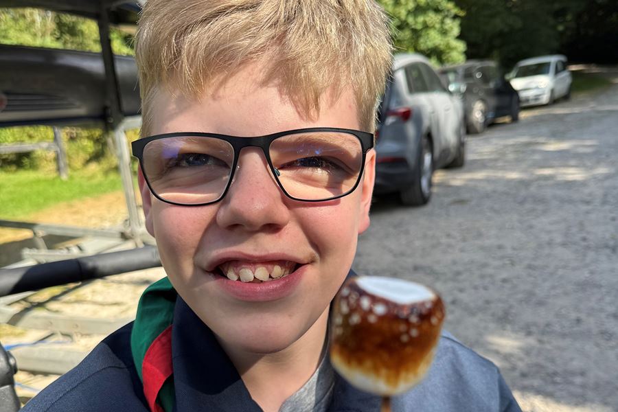 Carl har cerebral parese og har fået sin drøm om at gå til spejder opfyldt takket være Blå Spejder i Hørning.