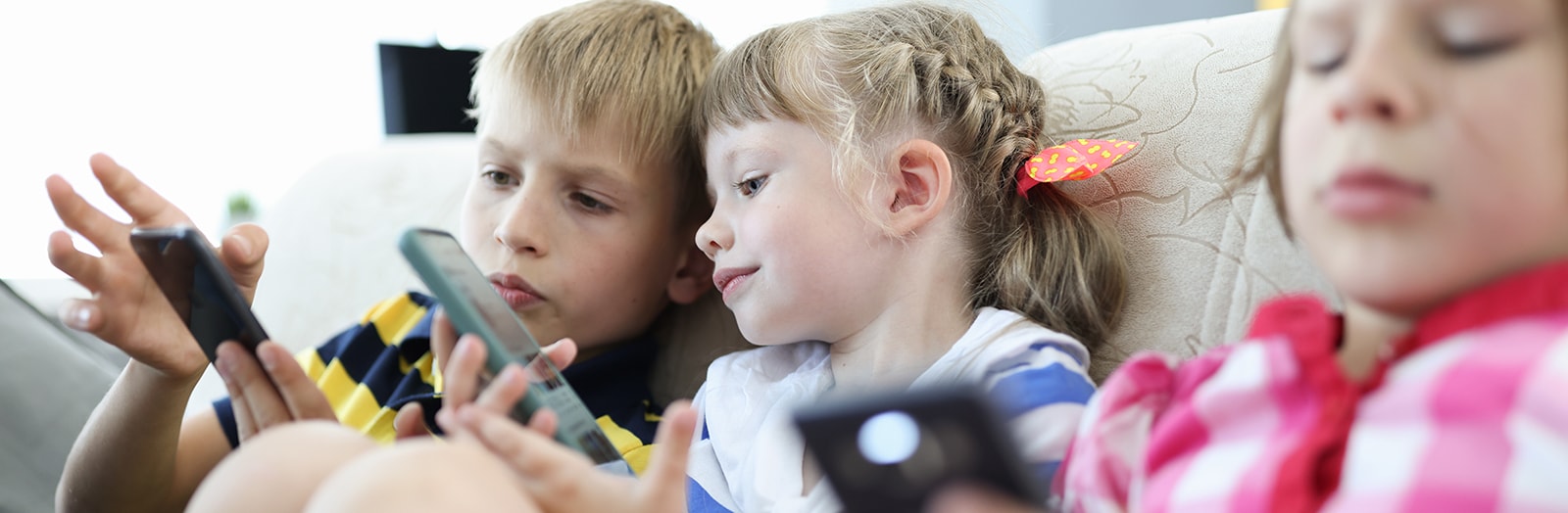 Online tryghed: En guide til opsætning af dine børns devices, sociale medier og spillekonti, så du trygt kan sende dem ud i den online verden. 