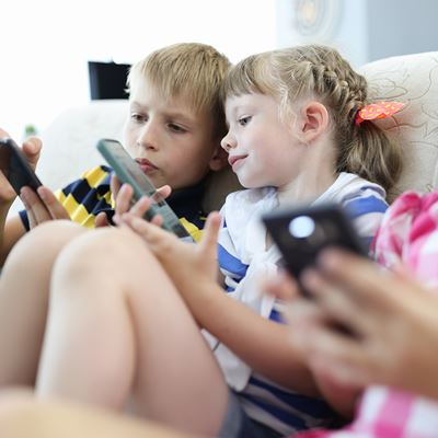 Online tryghed: En guide til opsætning af dine børns devices, sociale medier og spillekonti, så du trygt kan sende dem ud i den online verden. 