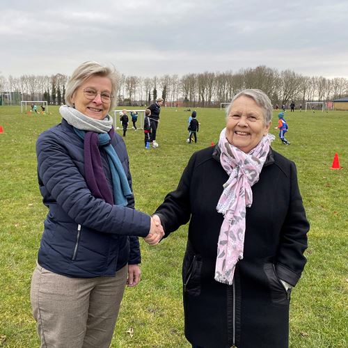 Sparekassen Kronjylland donerer 10.000 kr. til Stoholm IF’s fodboldafdeling