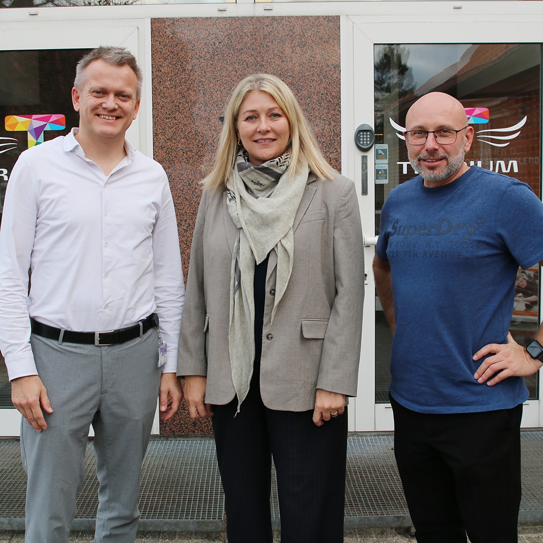 Rektor Jakob Zoffmann Lønvig (tv.) fra Tradium Handelsgymnasiet sammen med Dorthe Ankersen, afdelingsdirektør i Sparekassen Kronjylland i Assentoft, og Mikkel Wormslev Thomsen, der er studievejleder på Tradium.
