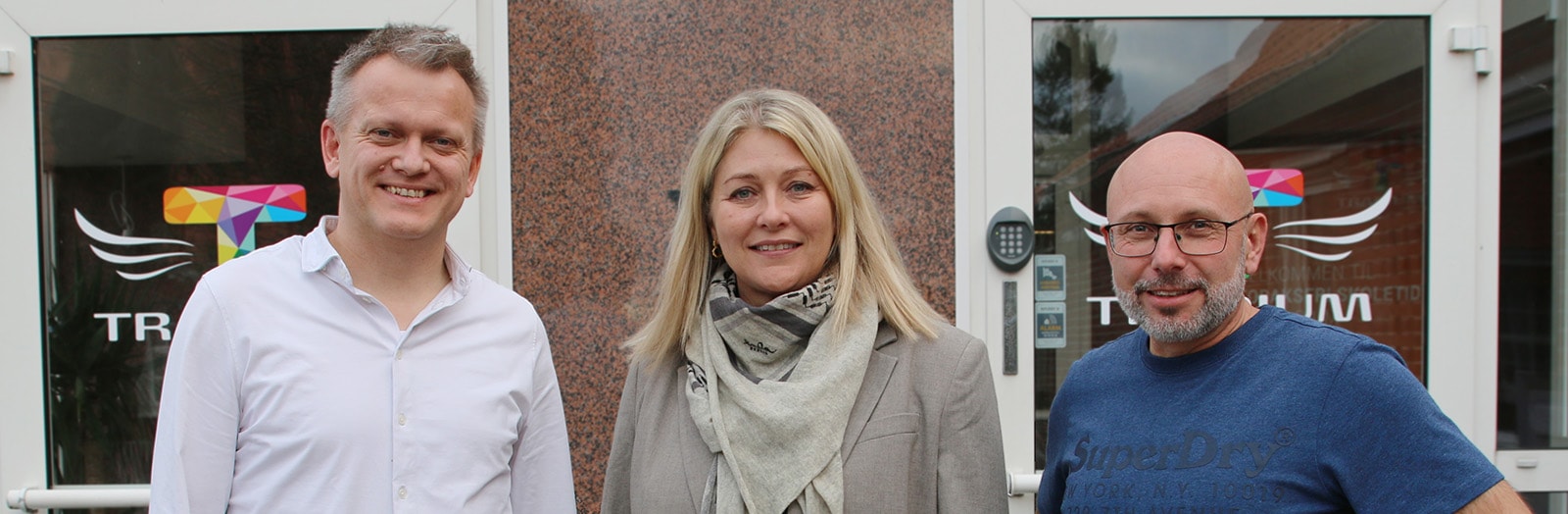 Rektor Jakob Zoffmann Lønvig (tv.) fra Tradium Handelsgymnasiet sammen med Dorthe Ankersen, afdelingsdirektør i Sparekassen Kronjylland i Assentoft, og Mikkel Wormslev Thomsen, der er studievejleder på Tradium.