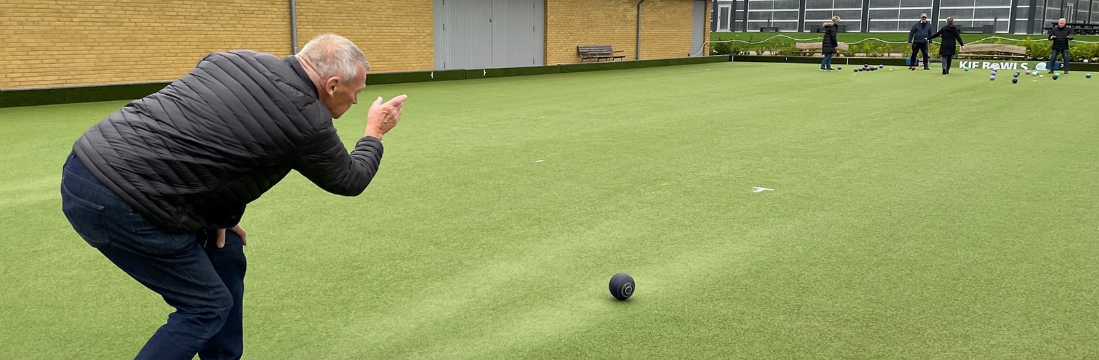 Sparekassen Kronjylland har doneret 10.000 kr. til foreningen KIF Bowls, hvor det sociale samvær er i højsædet for de mange pensionister, der går til bowls.