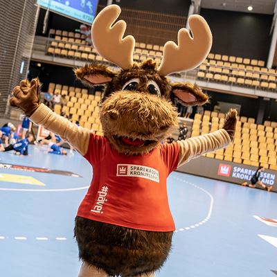 Sparekassen Kronjyllands maskot, Kronse, spreder smil og glæde hos både børn og voksne, når han deler high fives og krammere ud på sin vej.