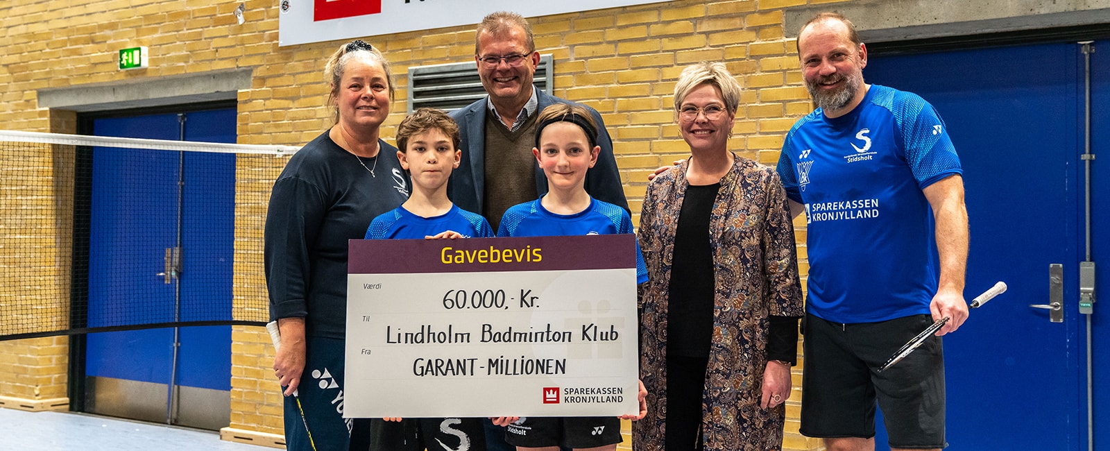 Sparekassen Kronjylland donerer 60.000 kr. til Lindholm Badminton Klub. Med donationen støtter Sparekassen Kronjylland, at klubben kan give frikontingent til de børn og unge, hvis forældre af forskellige årsager ikke har råd til at betale for deres medlemskab. 