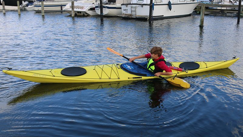 Sparekassen Kronjylland har doneret 5.000 kr. til nyt sikkerhedsudstyr i Kastrup Kajakklub. Donationen betyder, at klubbens 80 medlemmer nu trygt kan ro ud på Øresund.