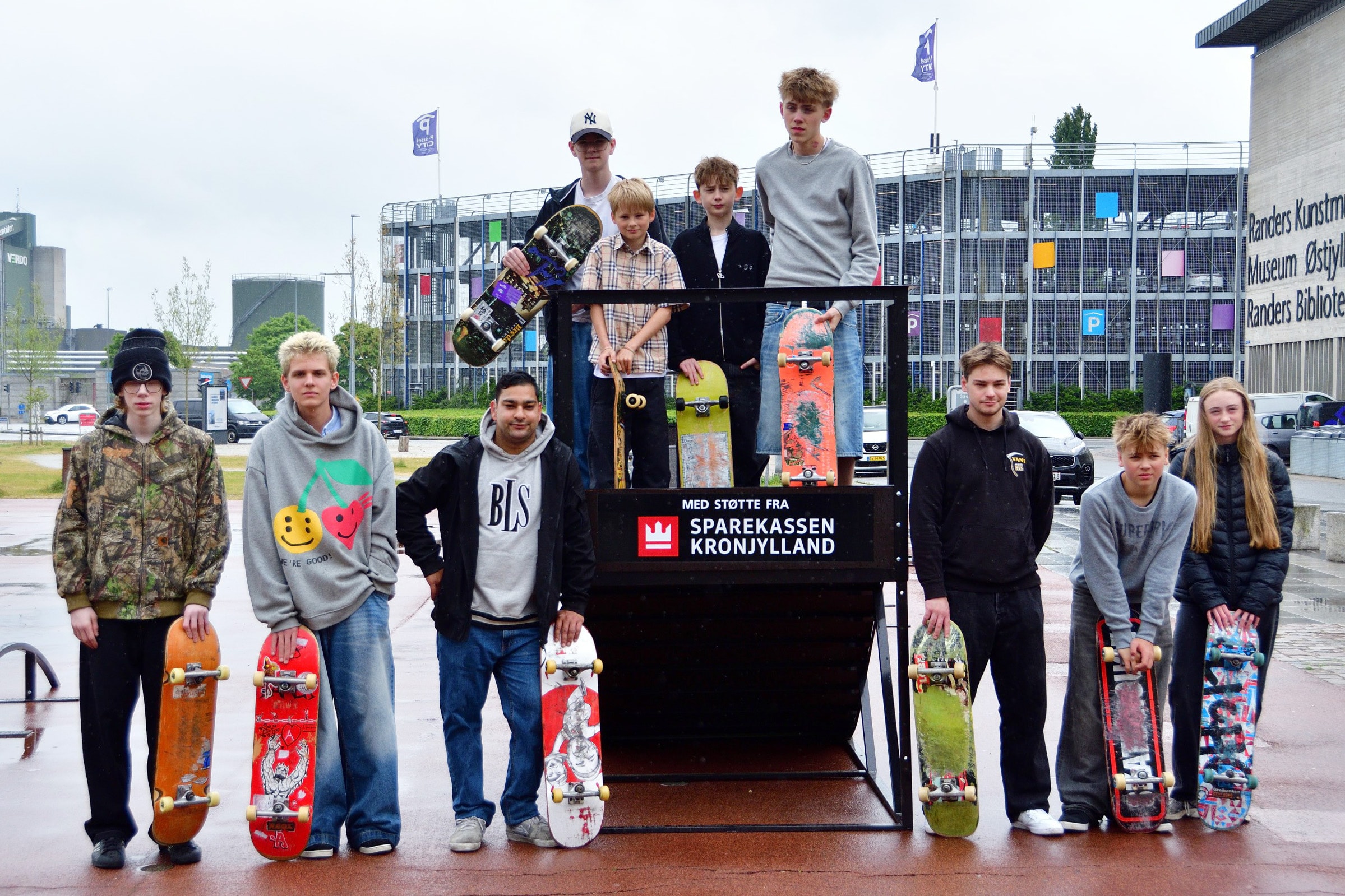 Sparekassen Kronjylland har med en donation på 107.600 kroner sikret, giver unge i hele Randers Kommune bedre mulighed for at dyrke skatesporten.