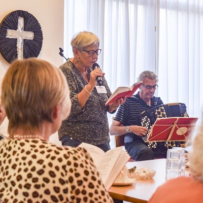 Sparekassen Kronjylland har doneret 10.000 kr. til Søhusparkens Venner, der gennem sang og musik sikrer et fællesskab for beboerne på Plejehjemmet Søhusparken i Ebeltoft. 