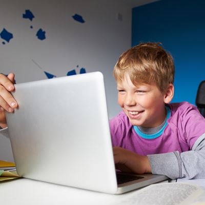 Sparekassen Kronjylland donerer 100.000 kroner til Coding Pirates' initiativ Onlineklubben, der hjælper børn, der kæmper med skolevægring og social isolation.