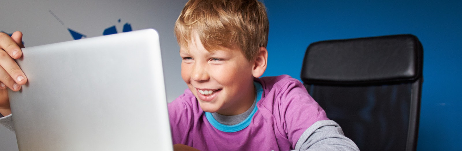 Sparekassen Kronjylland donerer 100.000 kroner til Coding Pirates' initiativ Onlineklubben, der tackler skolevægring og social isolation blandt børn.