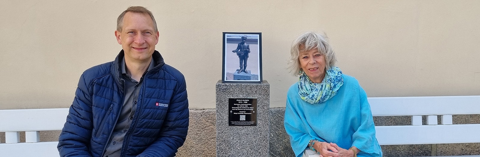 Afdelingsdirektør Michael Nielsen fra Sparekassen Kronjylland i Mariager og Freya Hvaste fra Godtfolk i Mariager på stedet, hvor den første skulptur stod - indtil den blev stjålet. 