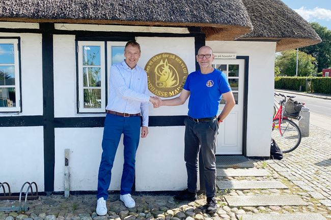 H.C. Christensen, afdelingsdirektør i Sparekassen Kronkyllands afdeling i Vorbasse, og Jeroen Schotemeijer, formand for beboerforeningen, der arrangerer Vorbasse Marked, giver hånd, da den nye treårige sponsoraftale indgås.